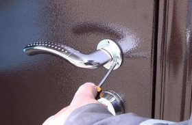 Замена дверной ручки металлической двери в Краснокамске