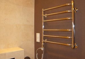 Установка электрического полотенцесушителя в ванной в Краснокамске